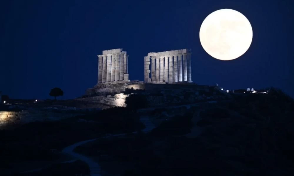 Η Πανσέληνος του Ιουνίου πάνω από τον Ναό του Ποσειδώνα